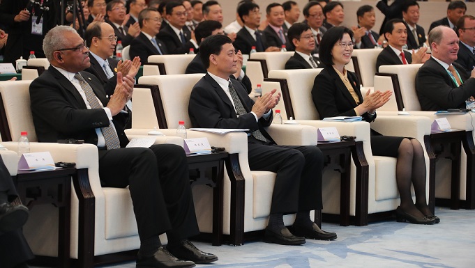 國務(wù)院國資委主辦首屆進博會中央企業(yè)國際合作論壇 肖亞慶出席并致辭 沈瑩主持論壇 
